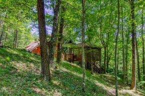 VERY private, real log cabin with hot tub!